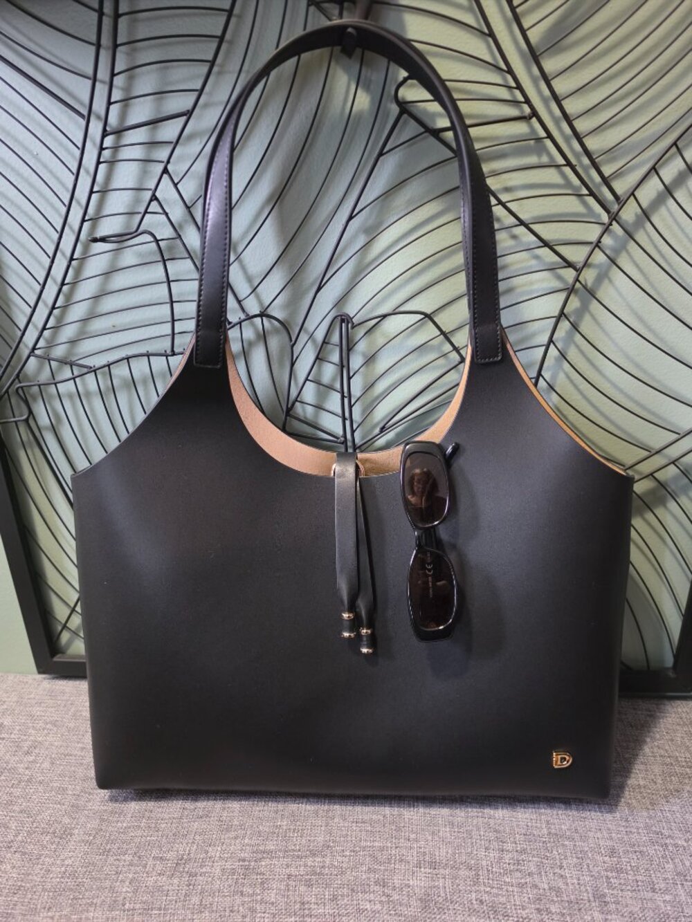 Danier | AUBREE Large Black Leather Tote Gold Hardware - Like New!